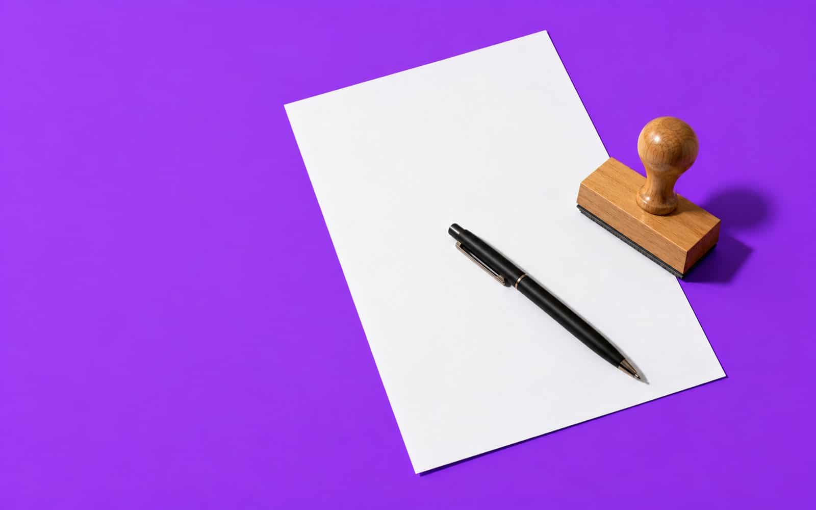Feuille vierge, tampon encreur et stylo noir