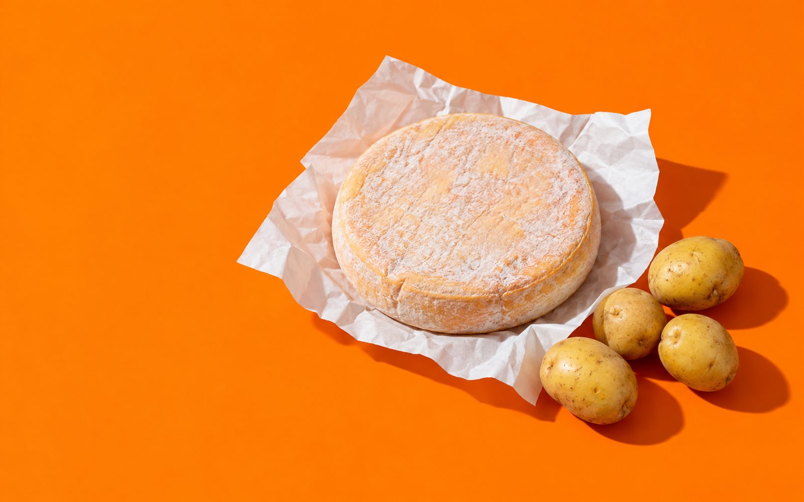 Reblochon entier et pommes de terre grenaille