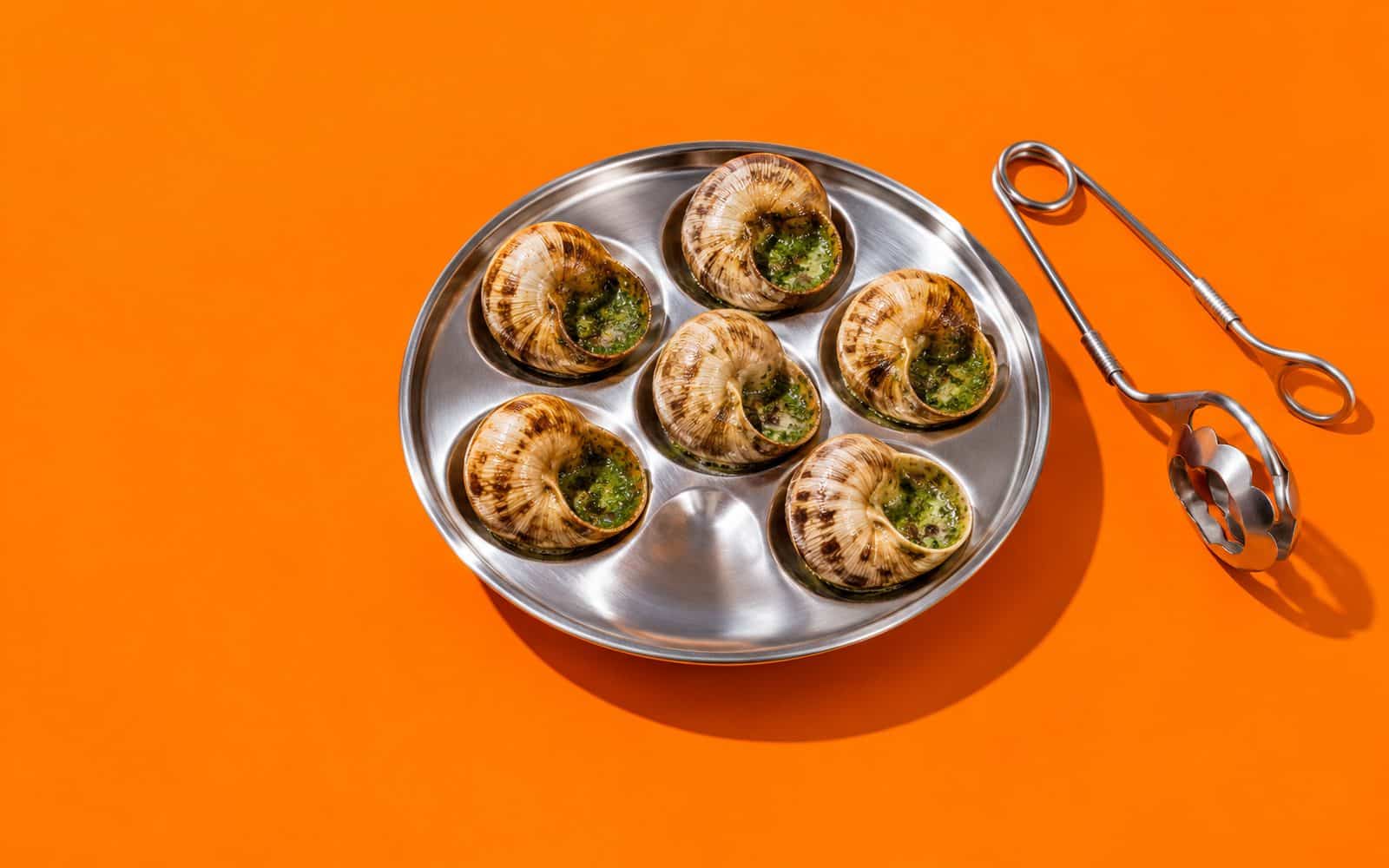 Plat d'escargots au beurre persillé et pince à escargots
