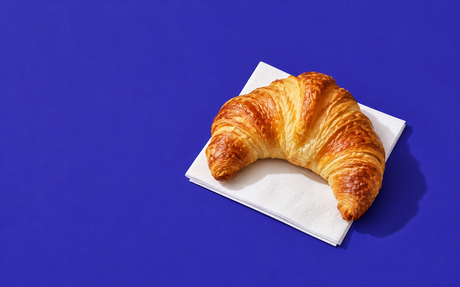 Croissant doré sur serviette blanche