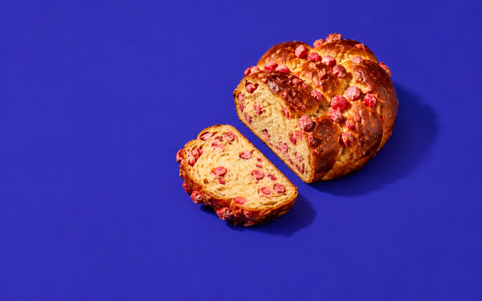 Brioche aux pralines roses entamée, une tranche posée à côté